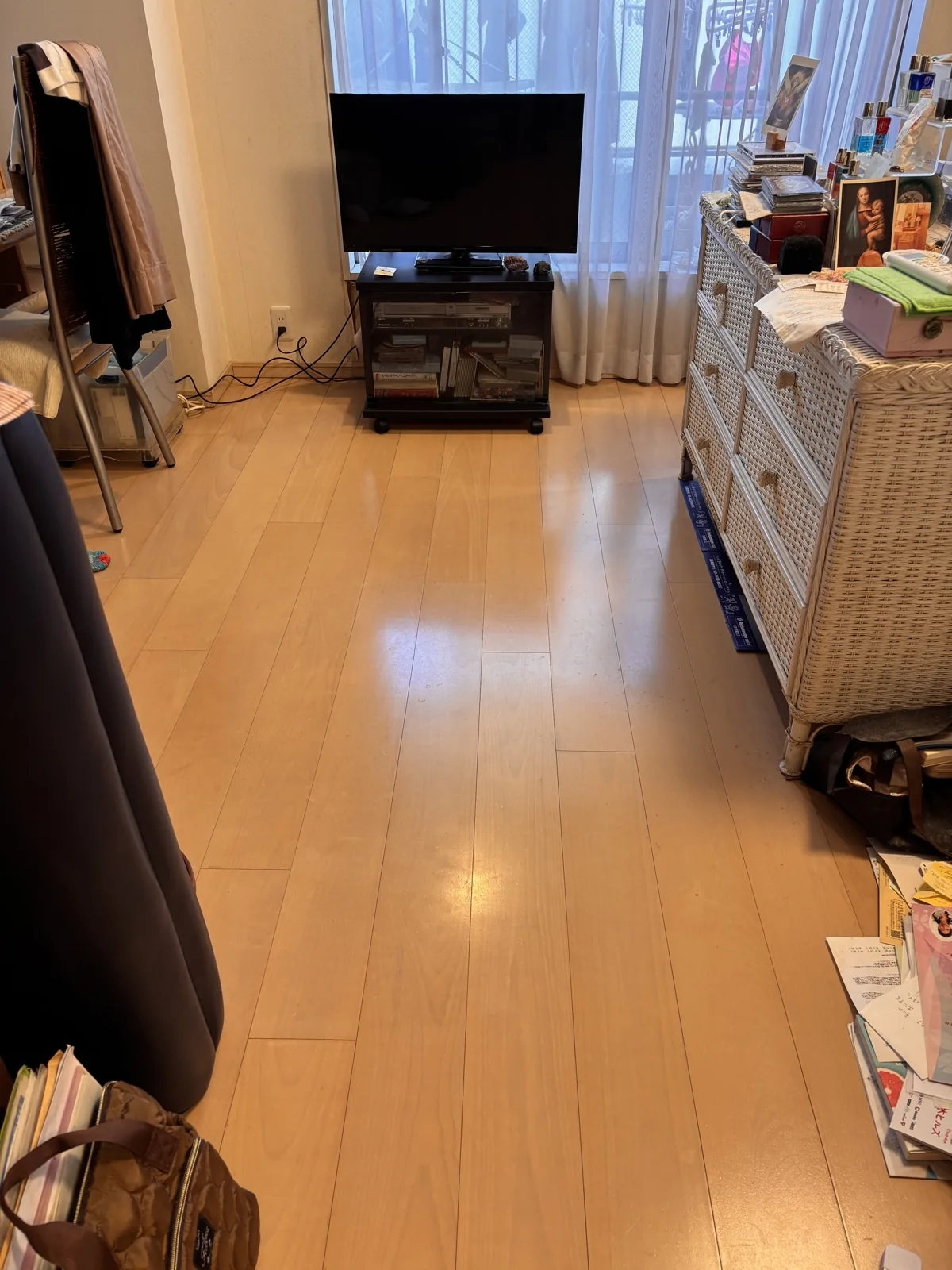 作業後。テレビ前から窓辺まで床が見えるリビング